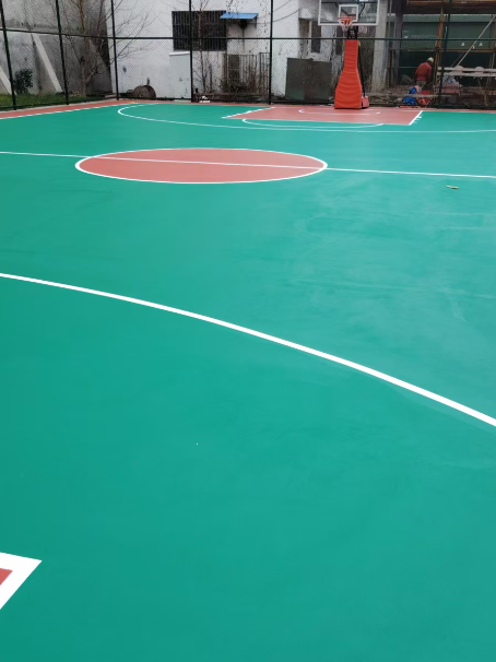 七坊镇 球场长期使用易出现地面开裂